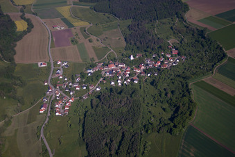Vue aérienne de Champs agricoles et terres agricoles à le quartier Gößlingen in Dietingen dans le département Bade-Wurtemberg, Allemagne