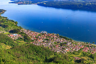 Ville au bord du lac d'Überlingen vue du nord-ouest à Sipplingen dans le département Bade-Wurtemberg, Allemagne d'en haut