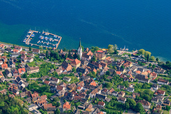 Vue aérienne de Église Saint-Martin et quai des yachts à East Harbor à Sipplingen dans le département Bade-Wurtemberg, Allemagne