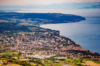 Vue aérienne de Ville au bord du lac d'Überlingen vue de l'ouest à Überlingen dans le département Bade-Wurtemberg, Allemagne
