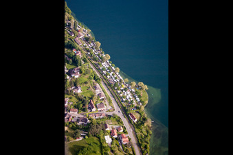 Vue aérienne de Caravanes et tentes au camping au bord du lac de Constance dans le district de Goldbach à Überlingen dans le département Bade-Wurtemberg, Allemagne