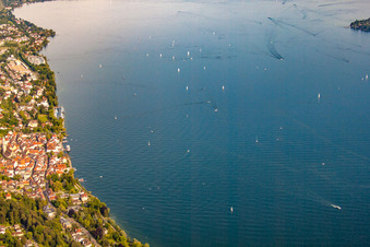 Vue aérienne de Lac de Constance avec voiliers à Überlingen dans le département Bade-Wurtemberg, Allemagne