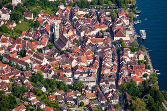 Vue aérienne de Vieille ville d'Überlingen avec la cathédrale Saint-Nicolas et la promenade du lac à Überlingen dans le département Bade-Wurtemberg, Allemagne