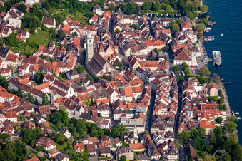 Vue aérienne de Vieille ville d'Überlingen avec la cathédrale Saint-Nicolas et la promenade du lac à Überlingen dans le département Bade-Wurtemberg, Allemagne