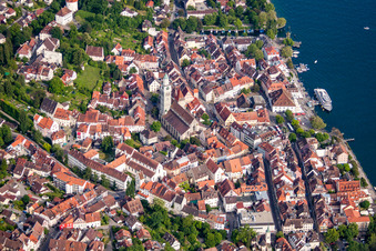 Photographie aérienne de Vieille ville d'Überlingen avec la cathédrale Saint-Nicolas et la promenade du lac à Überlingen dans le département Bade-Wurtemberg, Allemagne
