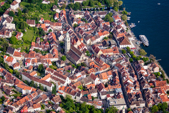 Vue oblique de Vieille ville d'Überlingen avec la cathédrale Saint-Nicolas et la promenade du lac à Überlingen dans le département Bade-Wurtemberg, Allemagne