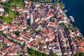 Vieille ville d'Überlingen avec la cathédrale Saint-Nicolas et la promenade du lac à Überlingen dans le département Bade-Wurtemberg, Allemagne d'en haut
