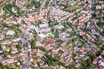 Vue aérienne de École Constantin-Vanotti, École Marie Curie, Realschule Überlingen et Salle des sports du district Überlingen à Überlingen dans le département Bade-Wurtemberg, Allemagne