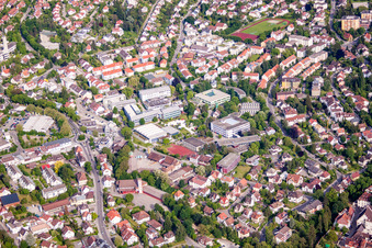 Vue aérienne de École Constantin-Vanotti, École Marie Curie, Realschule Überlingen et Salle des sports du district Überlingen à Überlingen dans le département Bade-Wurtemberg, Allemagne
