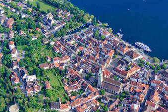 Vue aérienne de Vieille ville d'Überlingen avec la cathédrale Saint-Nicolas et la promenade au bord de l'eau à Überlingen dans le département Bade-Wurtemberg, Allemagne