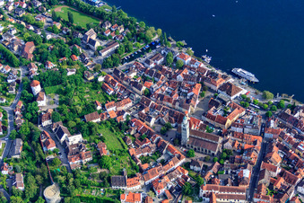 Vue aérienne de Vieille ville d'Überlingen avec la cathédrale Saint-Nicolas et la promenade au bord de l'eau à Überlingen dans le département Bade-Wurtemberg, Allemagne