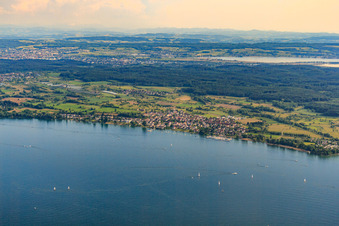Vue aérienne de Village au bord du lac d'Überlingen vu du nord à le quartier Dingelsdorf in Konstanz dans le département Bade-Wurtemberg, Allemagne