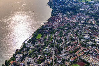 Vue aérienne de Ville au bord du lac de Constance vue du sud-est à Überlingen dans le département Bade-Wurtemberg, Allemagne