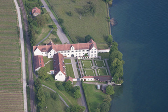 Complexe du château du lac de Constance-Château de Maurach à le quartier Seefelden in Uhldingen-Mühlhofen dans le département Bade-Wurtemberg, Allemagne hors des airs