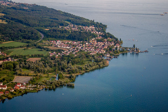 Vue aérienne de Ensemble de bâtiments palafittiques Unteruhldingen au lac de Constance à le quartier Unteruhldingen in Uhldingen-Mühlhofen dans le département Bade-Wurtemberg, Allemagne