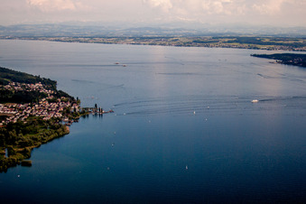 Vue aérienne de Ensemble de bâtiments palafittiques Unteruhldingen au lac de Constance à le quartier Unteruhldingen in Uhldingen-Mühlhofen dans le département Bade-Wurtemberg, Allemagne