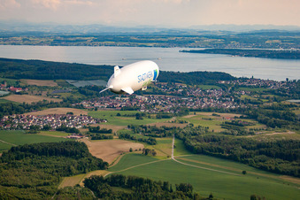 Vue aérienne de Uhdingen-Mühlhofen avec Zeppelin NT à le quartier Unteruhldingen in Uhldingen-Mühlhofen dans le département Bade-Wurtemberg, Allemagne