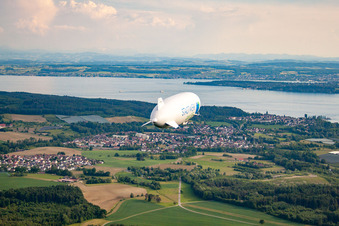 Vue aérienne de Uhdingen-Mühlhofen avec Zeppelin NT à le quartier Unteruhldingen in Uhldingen-Mühlhofen dans le département Bade-Wurtemberg, Allemagne