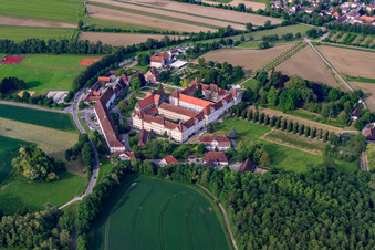 Vue aérienne de École Château Salem dans le Monastère et Château Salem à le quartier Stefansfeld in Salem dans le département Bade-Wurtemberg, Allemagne
