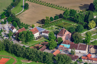 Vue aérienne de Portail inférieur du château dans le monastère et le château Salem à le quartier Stefansfeld in Salem dans le département Bade-Wurtemberg, Allemagne