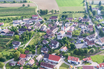 Vue aérienne de Bâtiment d'église au centre du village à le quartier Lippertsreute in Überlingen dans le département Bade-Wurtemberg, Allemagne