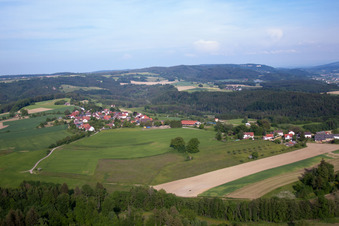 Champs agricoles et terres agricoles à le quartier Herdwangen in Herdwangen-Schönach dans le département Bade-Wurtemberg, Allemagne d'en haut