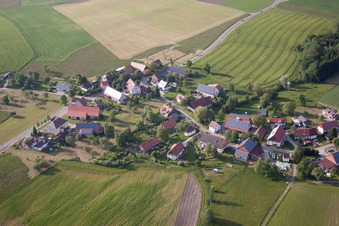 Vue aérienne de Vue sur le village à le quartier Herdwangen in Herdwangen-Schönach dans le département Bade-Wurtemberg, Allemagne