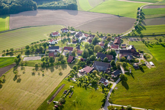 Vue aérienne de Vue sur le village à le quartier Herdwangen in Herdwangen-Schönach dans le département Bade-Wurtemberg, Allemagne