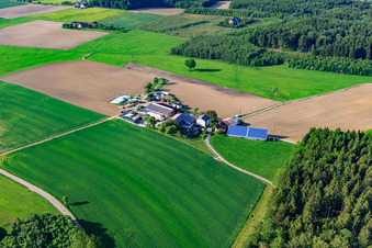 Vue aérienne de Ferme rapatriée avec système photovoltaïque et biogaz à le quartier Liggersdorf in Hohenfels dans le département Bade-Wurtemberg, Allemagne