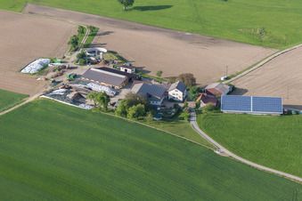 Vue aérienne de Ferme avec toits photovoltaïques en bordure de champs cultivés à le quartier Liggersdorf in Hohenfels dans le département Bade-Wurtemberg, Allemagne