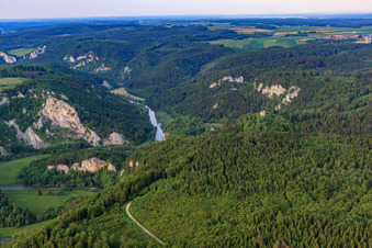 Vue aérienne de Laibfels au-dessus de la vallée du Danube à Fridingen an der Donau dans le département Bade-Wurtemberg, Allemagne