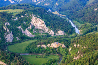 Vue aérienne de Laibfels au-dessus de la vallée du Danube à Fridingen an der Donau dans le département Bade-Wurtemberg, Allemagne