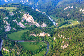 Photographie aérienne de Laibfels au-dessus de la vallée du Danube à Fridingen an der Donau dans le département Bade-Wurtemberg, Allemagne