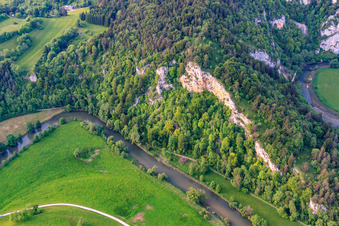 Vue oblique de Laibfels au-dessus de la vallée du Danube à Fridingen an der Donau dans le département Bade-Wurtemberg, Allemagne