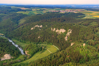 Vue aérienne de Fridingen an der Donau au-dessus de la vallée du Danube à Buchheim dans le département Bade-Wurtemberg, Allemagne