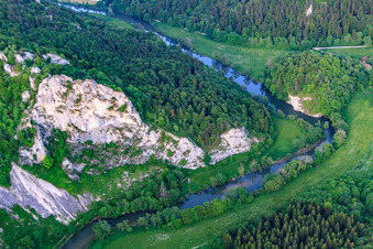 Vue aérienne de Stiegelesfelsen au-dessus de la vallée du Danube à Buchheim dans le département Bade-Wurtemberg, Allemagne