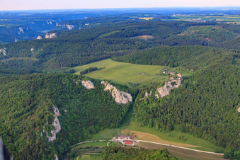 Vue aérienne de Maison de chasseur dans la vallée du Danube à Fridingen an der Donau dans le département Bade-Wurtemberg, Allemagne