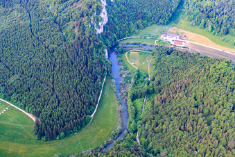 Vue aérienne de Maison de chasseur dans la vallée du Danube à Fridingen an der Donau dans le département Bade-Wurtemberg, Allemagne