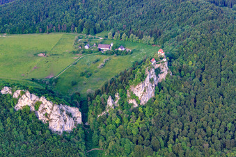 Vue aérienne de Le château de Bronnen au-dessus de la vallée du Danube à Fridingen an der Donau dans le département Bade-Wurtemberg, Allemagne