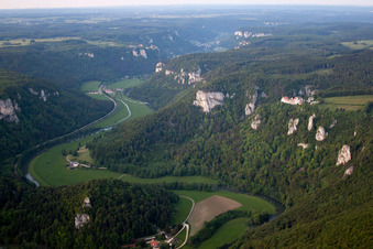 Vue aérienne de Vallée fluviale du Danube à Fridingen an der Donau dans le département Bade-Wurtemberg, Allemagne