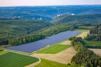 Vue aérienne de Grand système photovoltaïque en espace ouvert à la lisière de la forêt à le quartier Kreenheinstetten in Leibertingen dans le département Bade-Wurtemberg, Allemagne