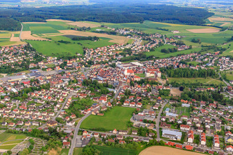 Vue aérienne de Vue de la ville depuis le nord avec le château Meßkirch et l'église Saint-Martin à Meßkirch dans le département Bade-Wurtemberg, Allemagne