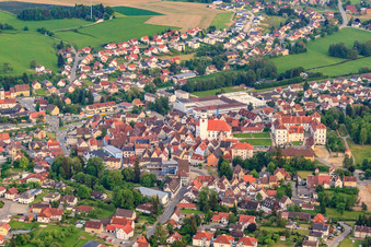 Vue aérienne de Vue de la ville depuis le nord avec le château Meßkirch et l'église Saint-Martin à Meßkirch dans le département Bade-Wurtemberg, Allemagne