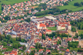Vue oblique de Vue de la ville depuis le nord avec le château Meßkirch et l'église Saint-Martin à Meßkirch dans le département Bade-Wurtemberg, Allemagne