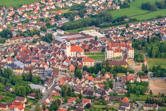 Vue de la ville depuis le nord avec le château Meßkirch et l'église Saint-Martin à Meßkirch dans le département Bade-Wurtemberg, Allemagne d'en haut