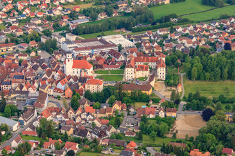 Vue de la ville depuis le nord avec le château Meßkirch et l'église Saint-Martin à Meßkirch dans le département Bade-Wurtemberg, Allemagne hors des airs
