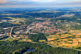 Vue aérienne de Vue de la ville depuis le sud au-delà de l'A5 à le quartier Durlach in Karlsruhe dans le département Bade-Wurtemberg, Allemagne