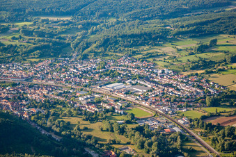 Vue aérienne de Du sud-est à le quartier Berghausen in Pfinztal dans le département Bade-Wurtemberg, Allemagne
