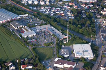 Vue aérienne de Centre commercial Kaufland et quincaillerie Toom dans le quartier de Diedelsheim à Bretten dans le département Bade-Wurtemberg, Allemagne