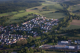 Vue aérienne de À Hohenstein à le quartier Rinklingen in Bretten dans le département Bade-Wurtemberg, Allemagne